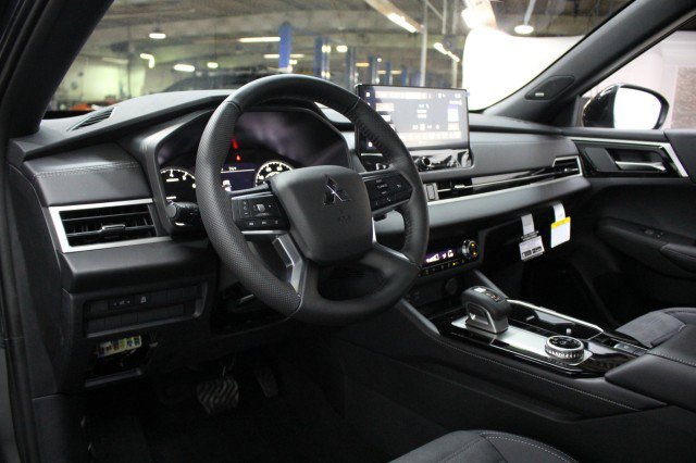 New 2026 Mitsubishi Outlander LE FWD image 5