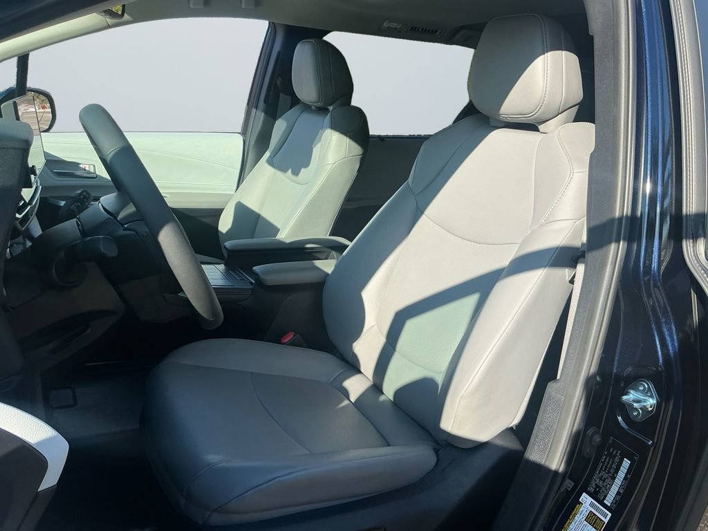 Used 2025 Toyota Sienna XLE image 9