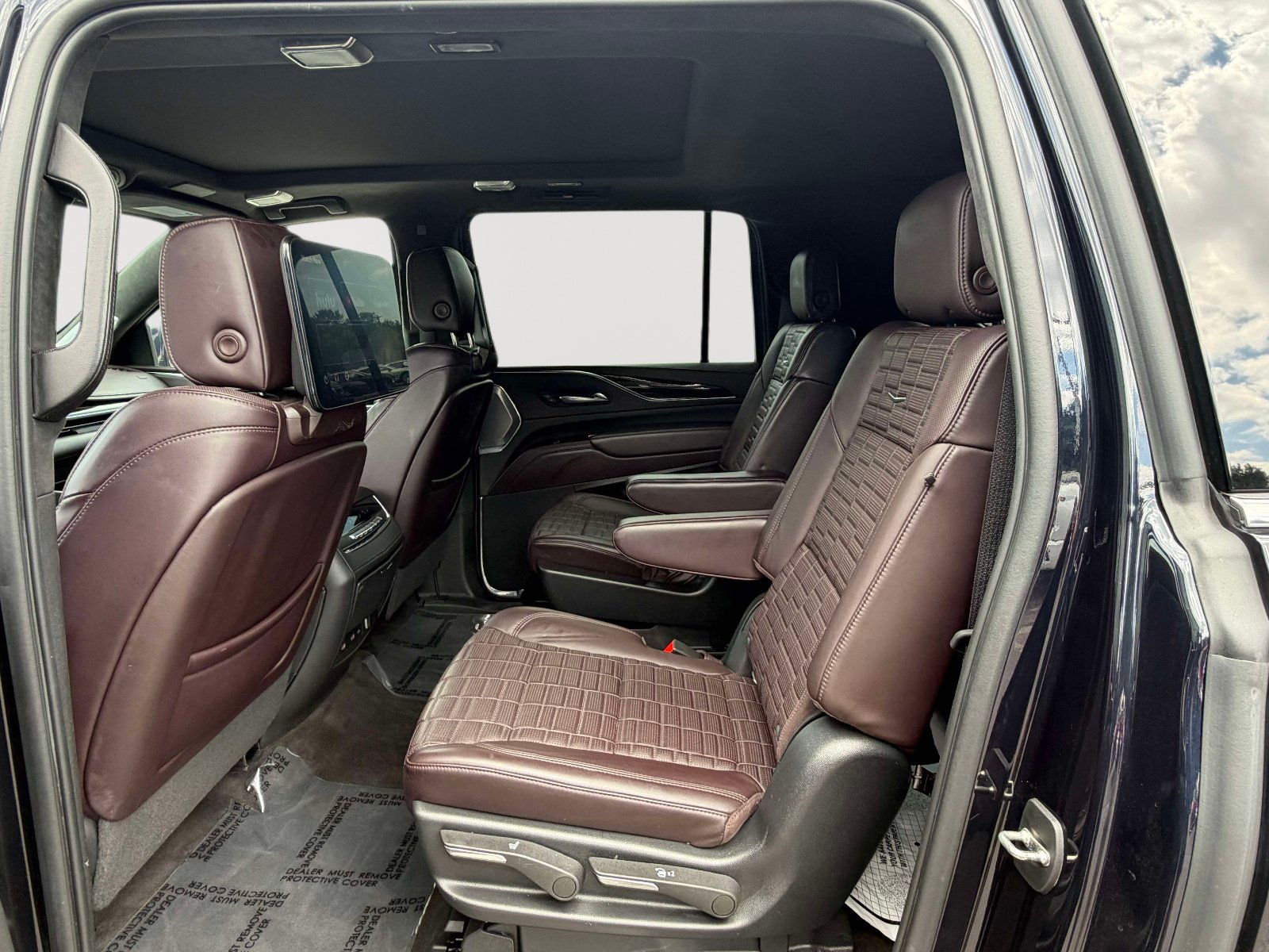 Certified 2022 Cadillac Escalade ESV Premium Luxury Platinum w/ LPO, Radiant Package AWD/4WD image 25
