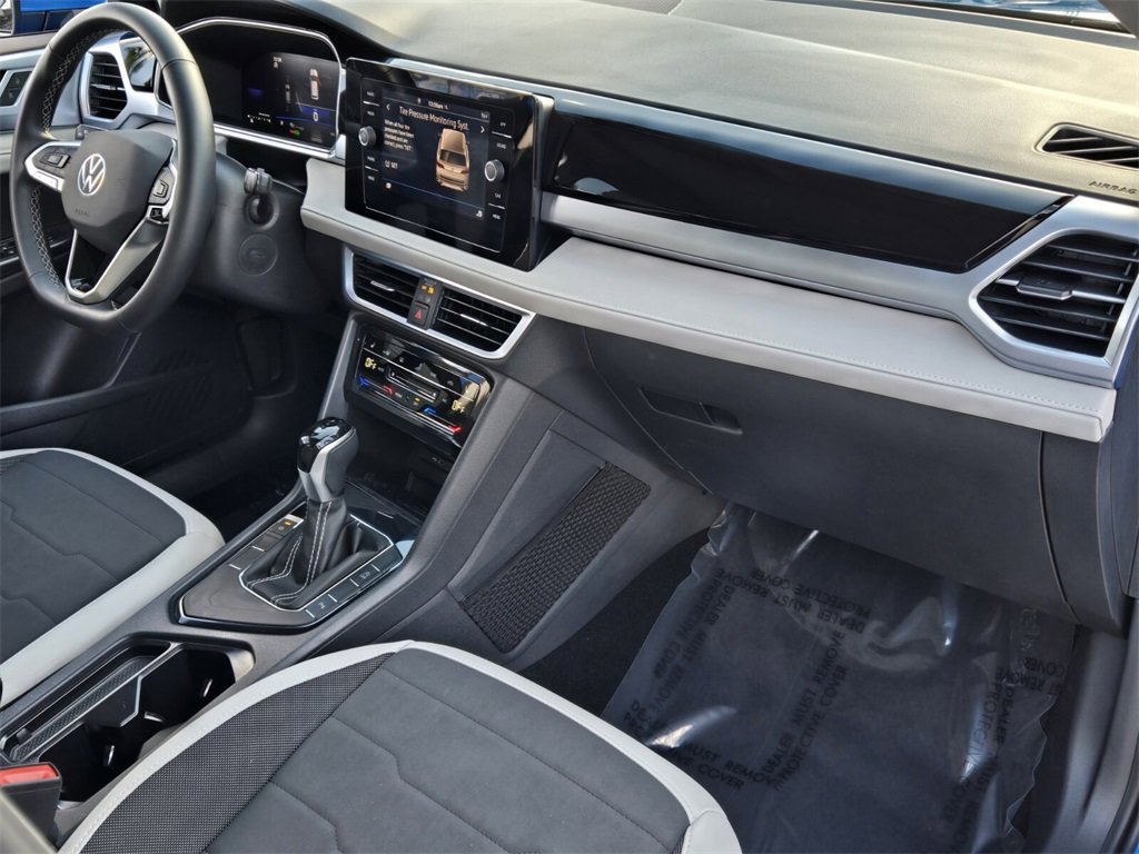 Certified 2025 Volkswagen Taos SE w/ Panoramic Sunroof Package image 18