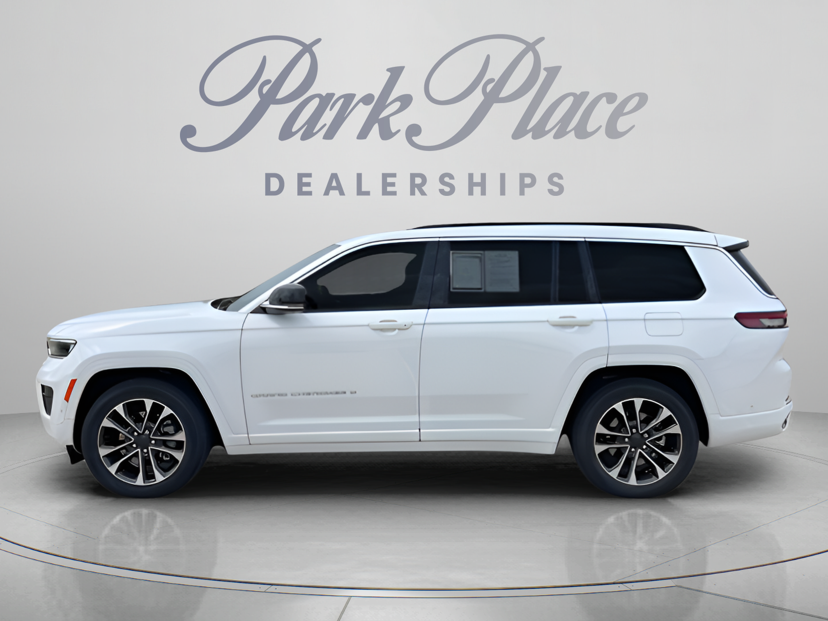Used 2024 Jeep Grand Cherokee L Overland w/ Advanced Protech Group III AWD/4WD image 3