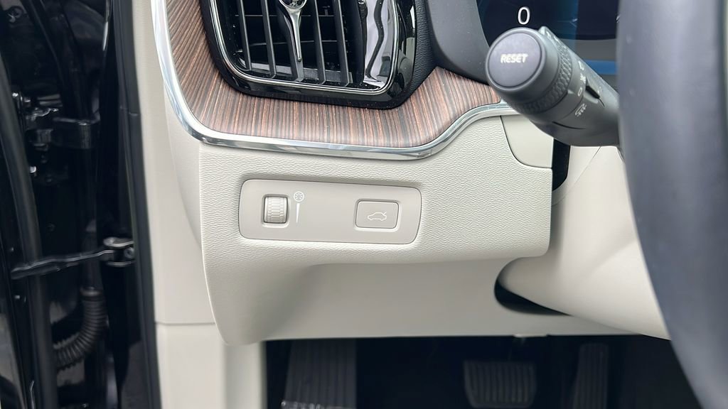 Used 2022 Volvo XC60 B5 Momentum w/ Climate Package image 23