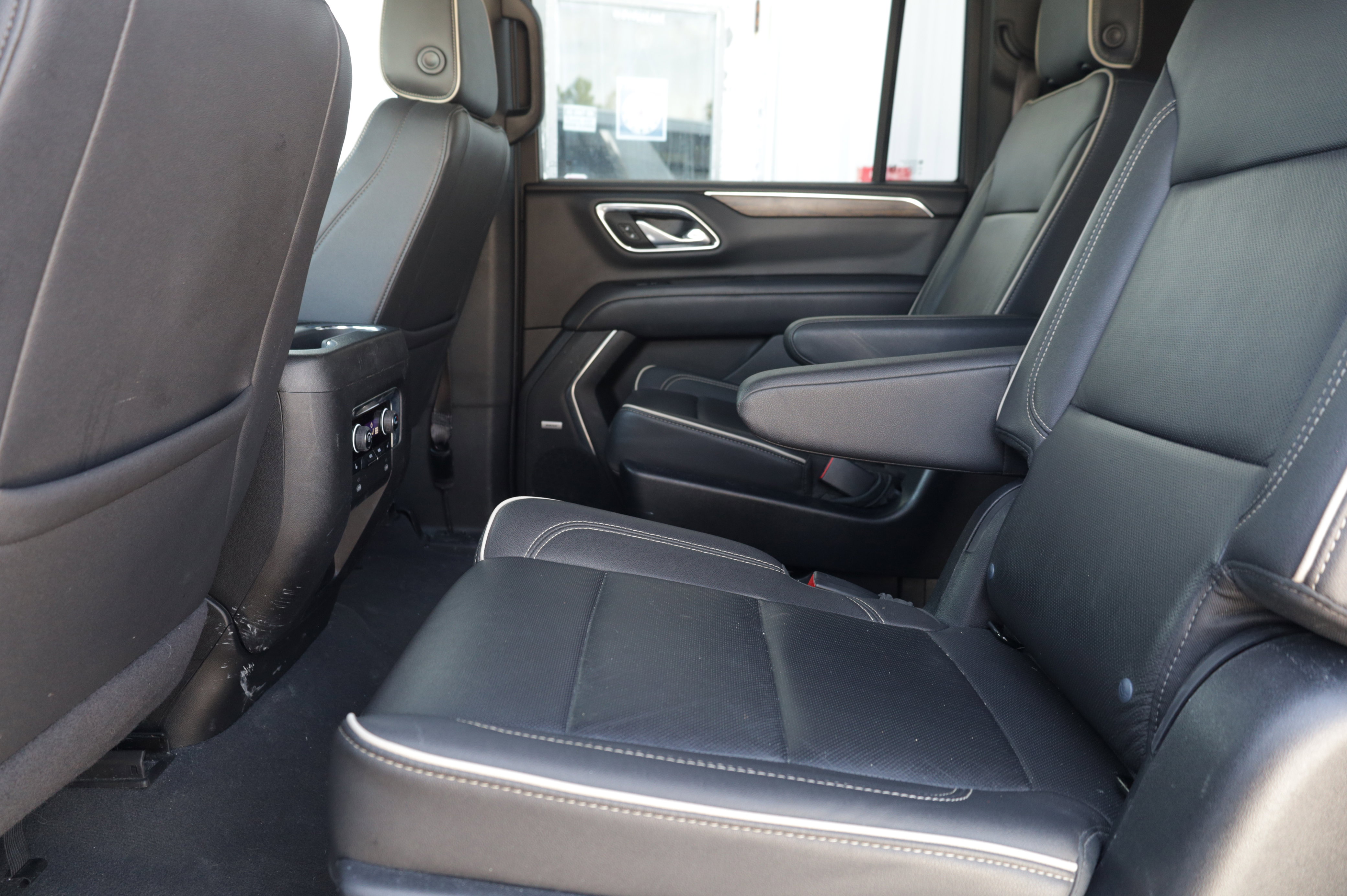 Used 2023 Chevrolet Suburban Premier image 23