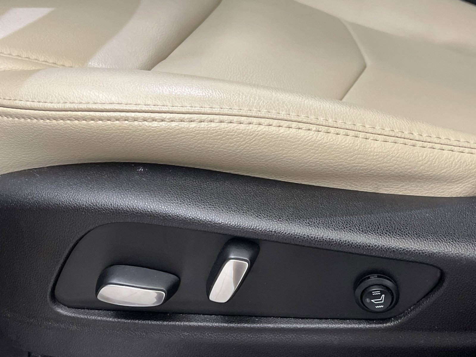 Used 2019 Cadillac XT5 FWD image 12