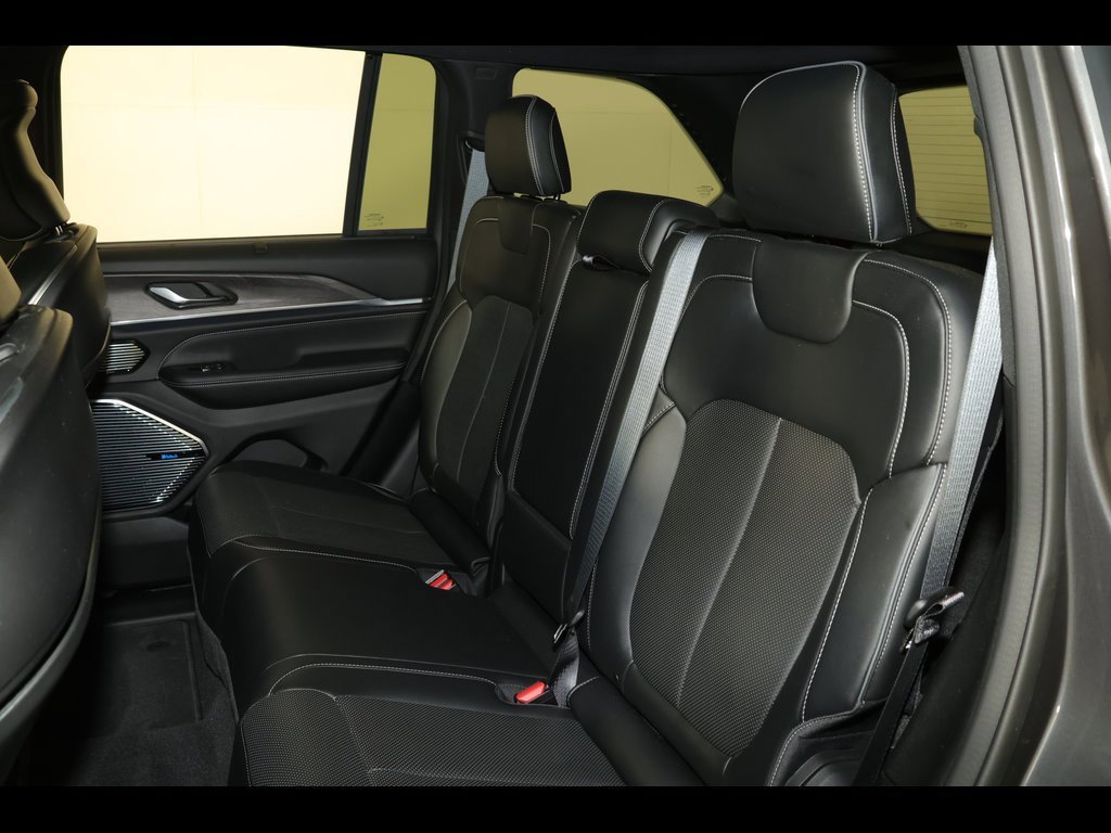 Used 2022 Jeep Grand Cherokee Overland w/ Luxury Tech Group IV image 31