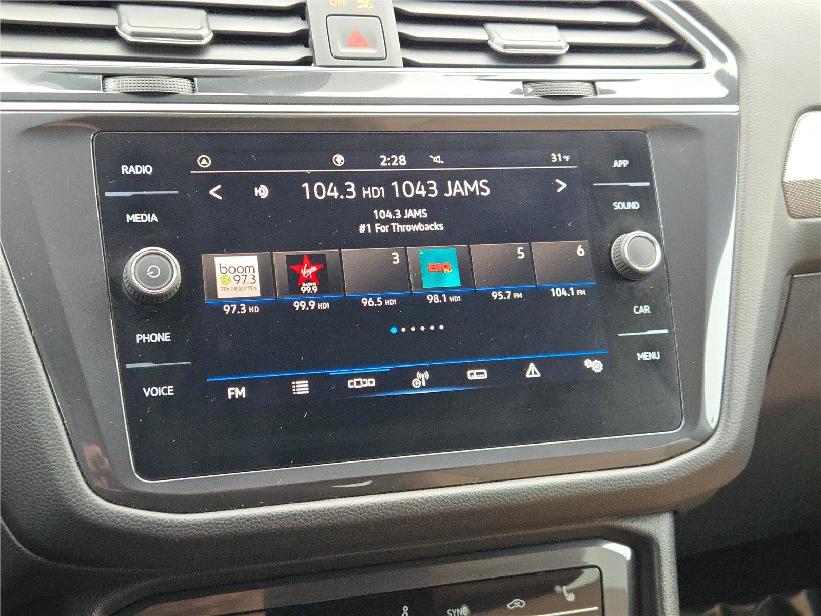 Used 2024 Volkswagen Tiguan SE image 34