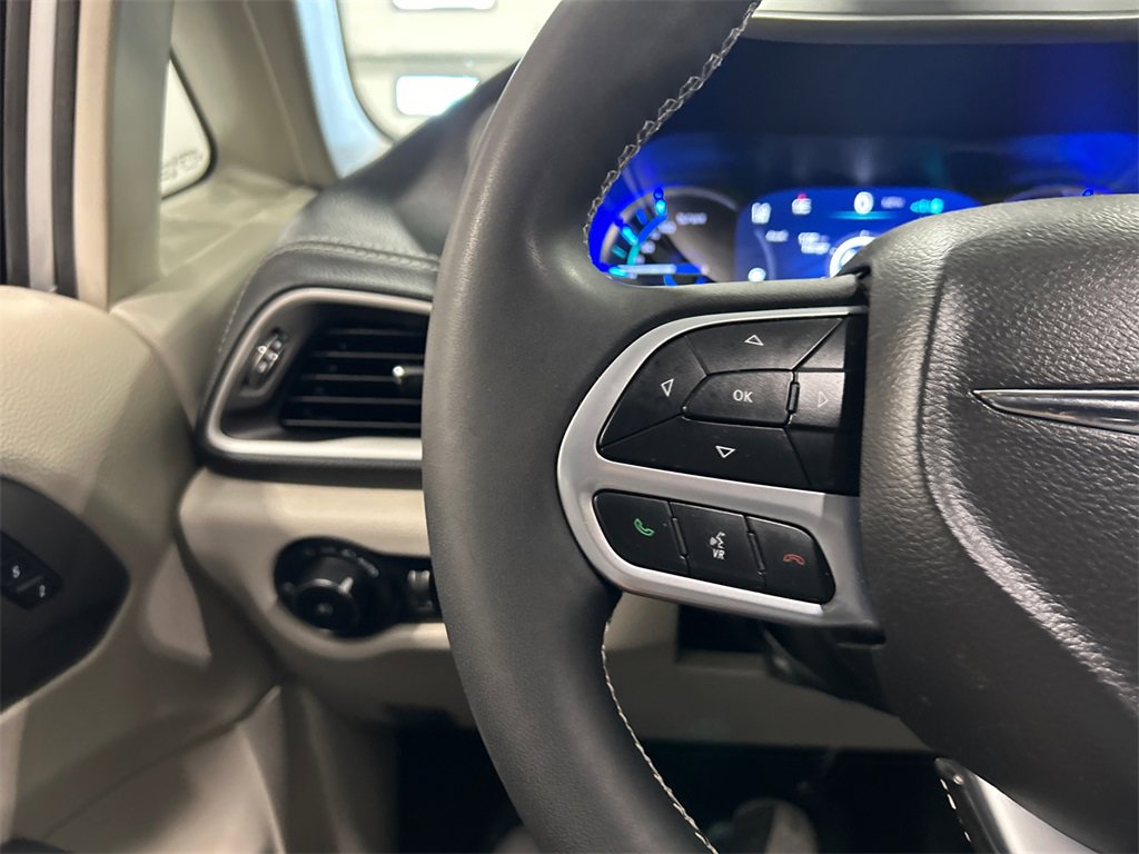 Used 2022 Chrysler Pacifica Touring-L image 19