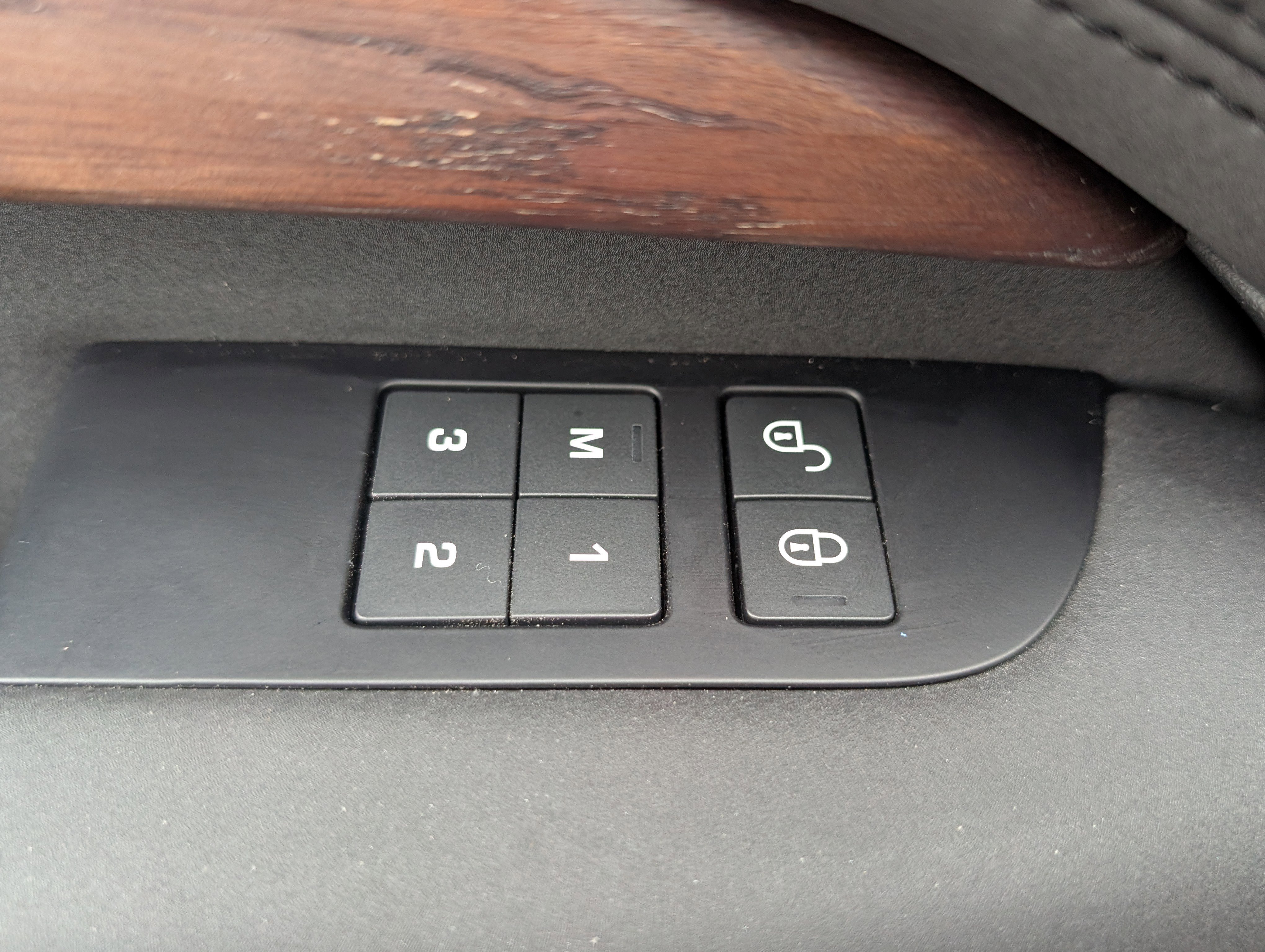 Used 2020 Land Rover Discovery HSE image 21