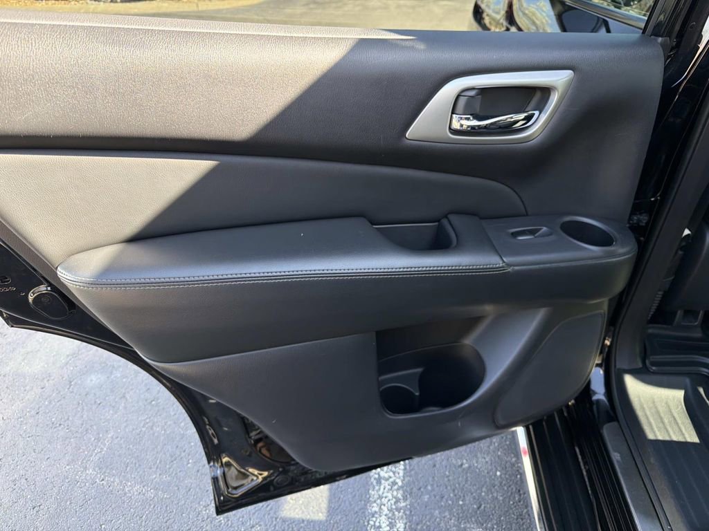 Used 2017 Nissan Pathfinder Platinum image 14