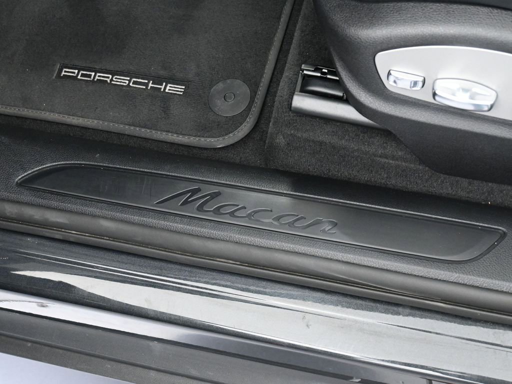 Certified 2025 Porsche Macan image 16