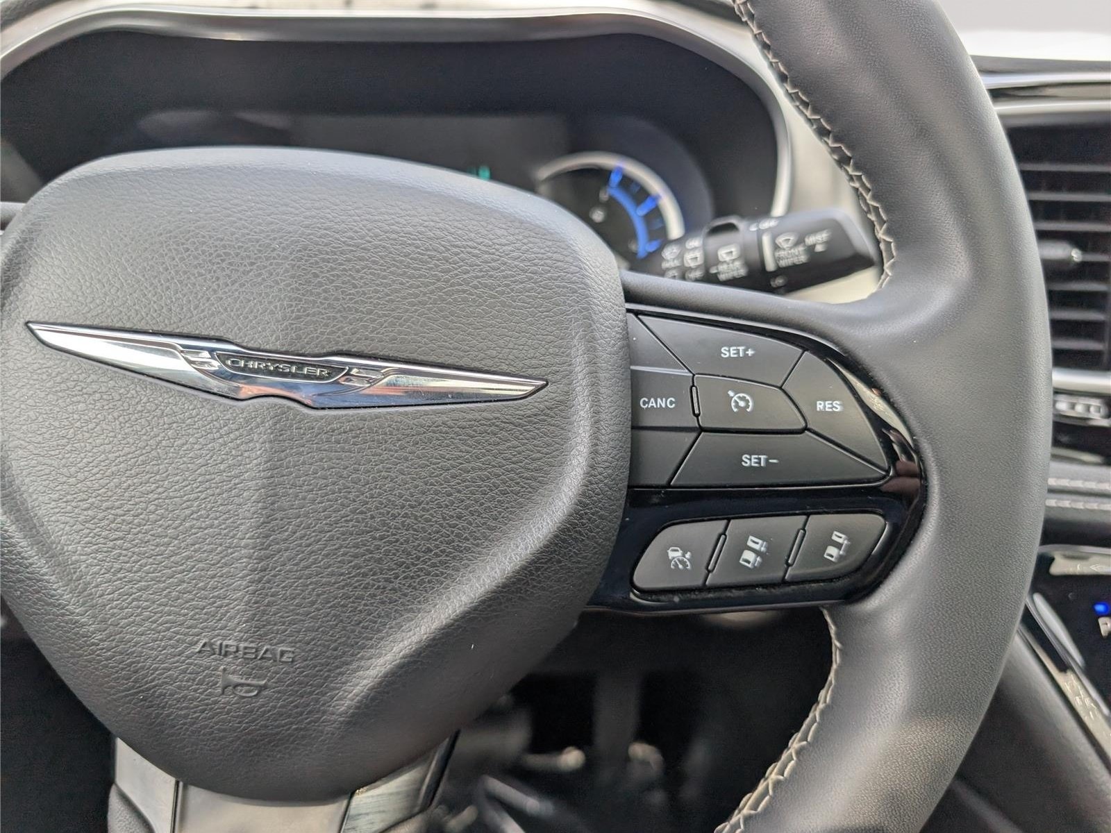 Used 2023 Chrysler Pacifica Limited w/ Uconnect Theater Family Group FWD image 28