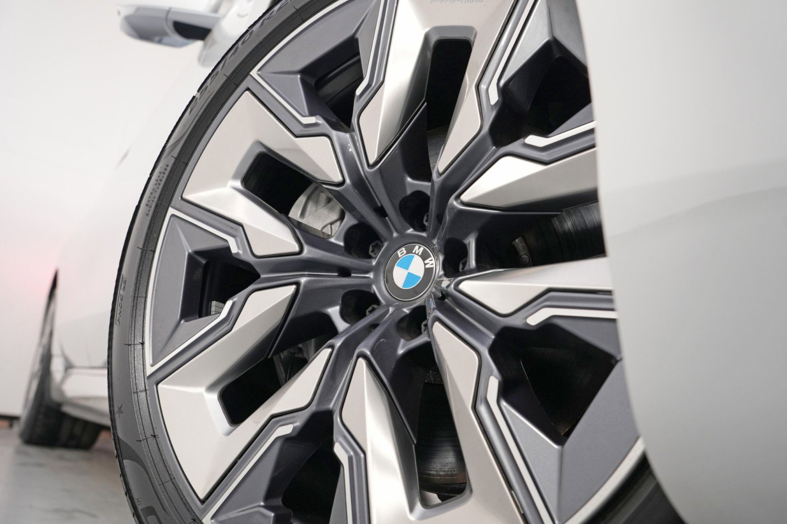 Used 2023 BMW i7 xDrive60 image 64