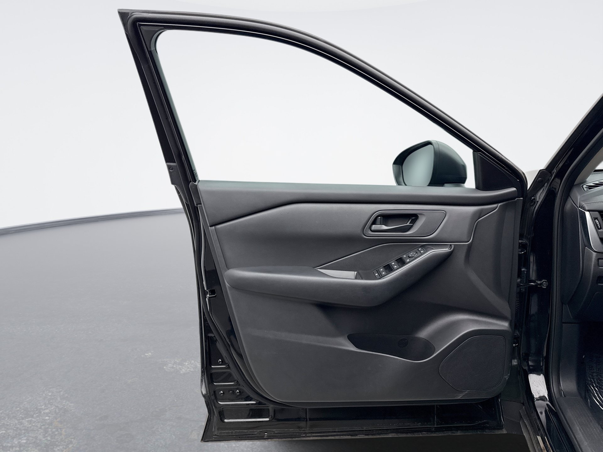 Used 2025 Nissan Rogue S AWD/4WD image 9
