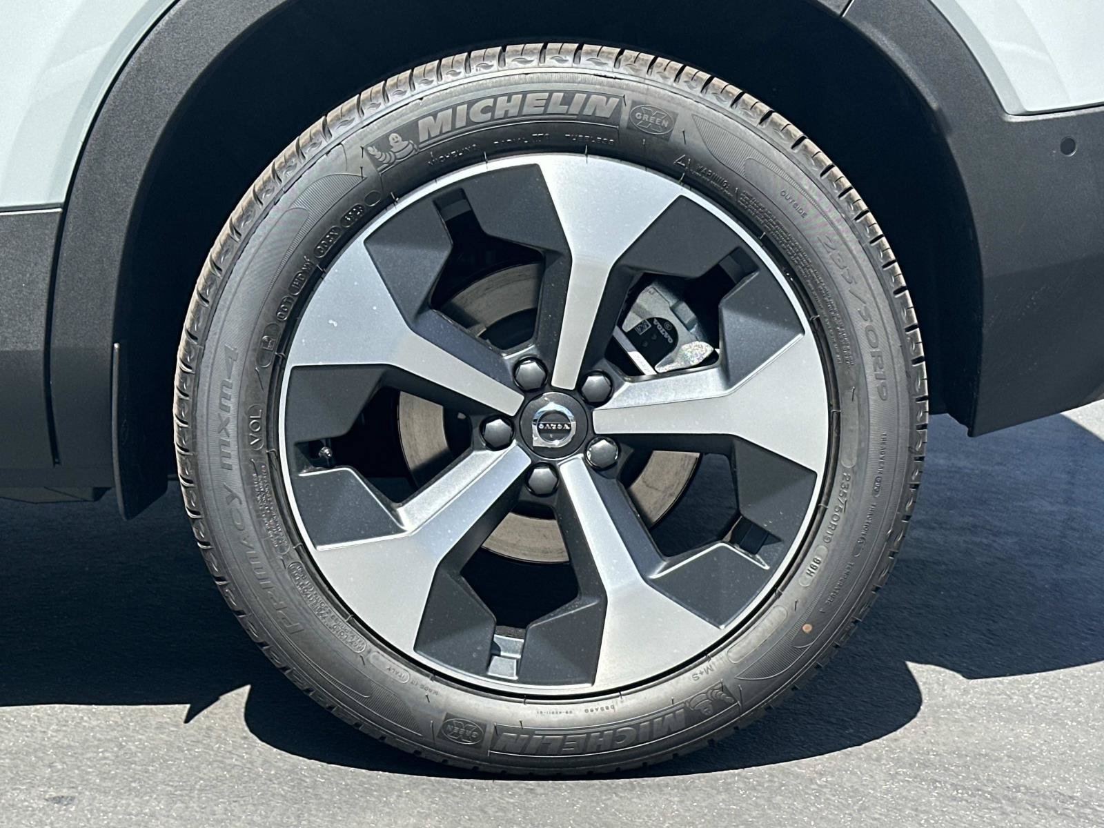 New 2026 Volvo XC40 B5 Plus w/ Protection Package Premier AWD/4WD image 23