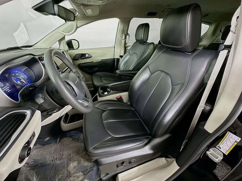 Certified 2023 Chrysler Pacifica Touring-L image 31