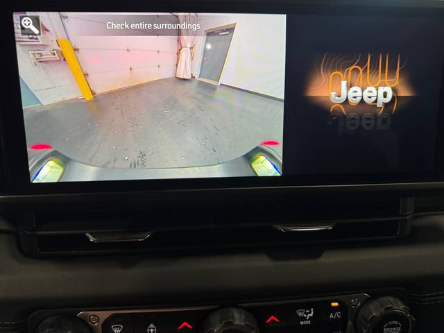 Used 2024 Jeep Gladiator Rubicon w/ Convenience Group AWD/4WD image 18