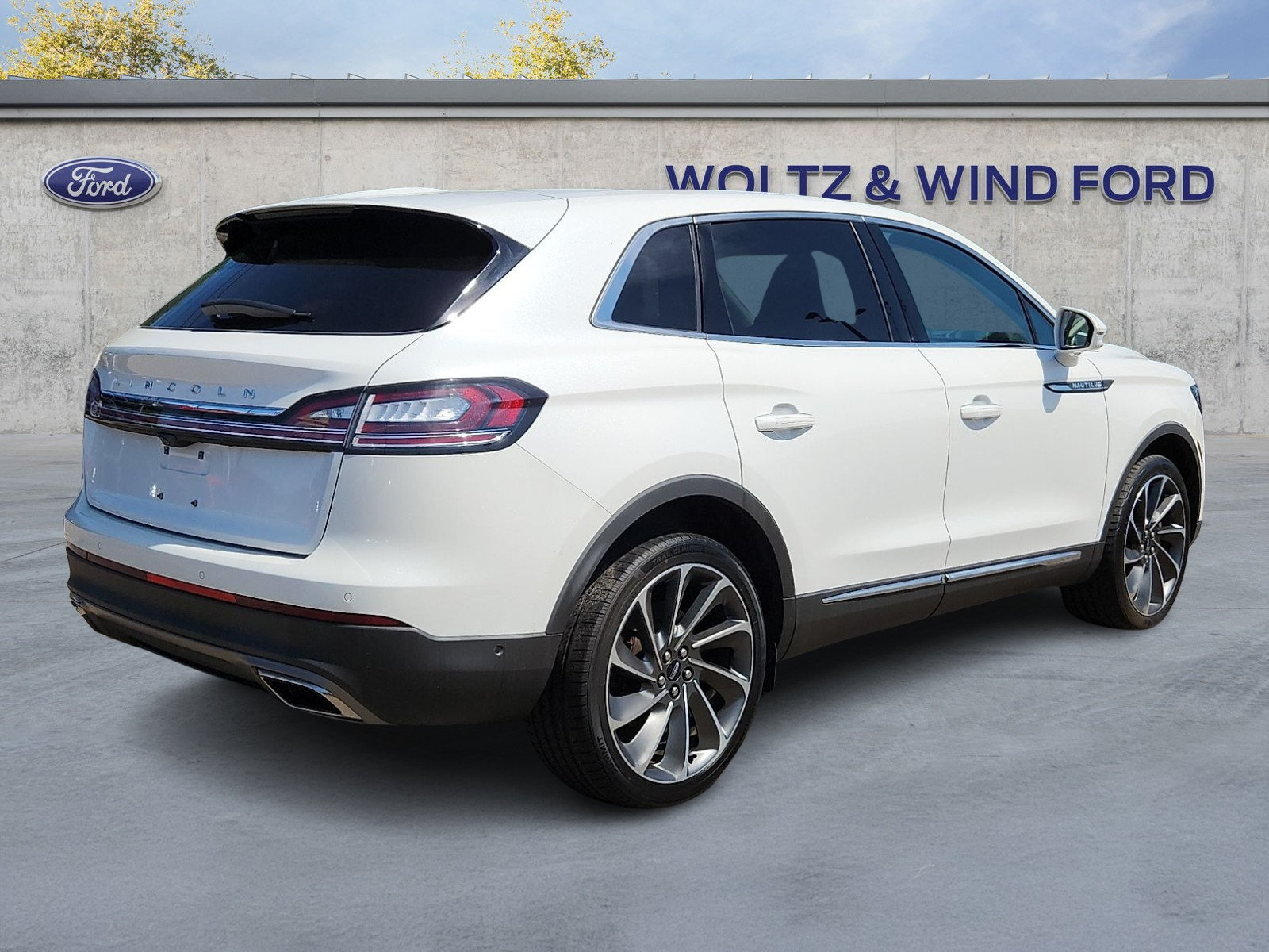 Used 2023 Lincoln Nautilus Reserve w/ Equipment Group 201A AWD/4WD image 6