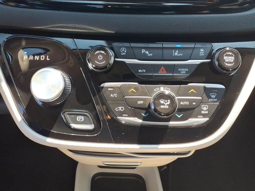 Used 2024 Chrysler Pacifica Touring-L image 8