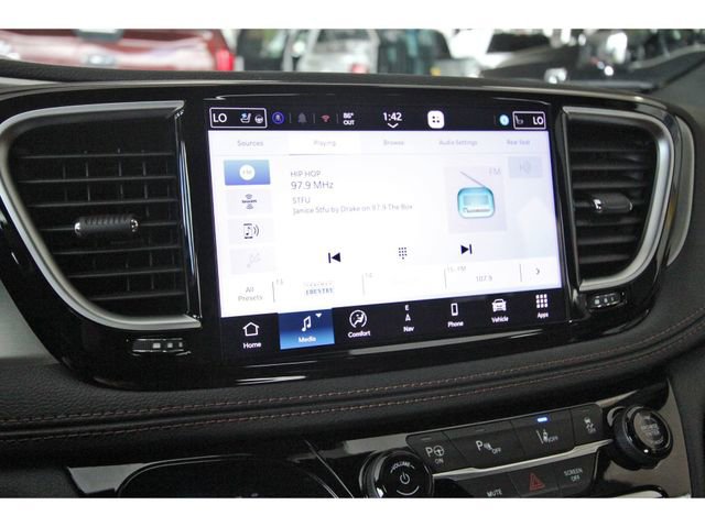 Used 2025 Chrysler Pacifica Pinnacle FWD image 23