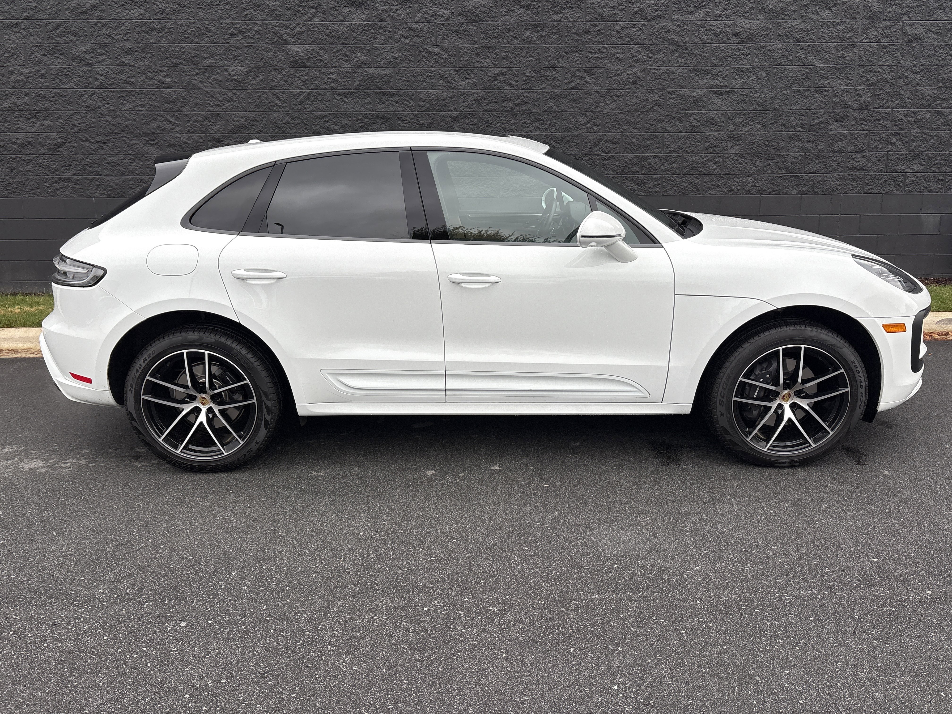 Certified 2025 Porsche Macan image 10