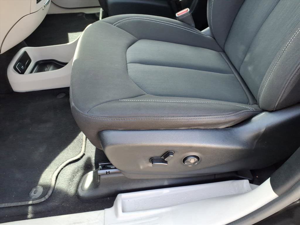 Used 2022 Chrysler Voyager LX FWD image 14