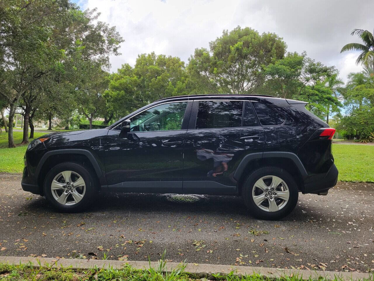 Used 2021 Toyota RAV4 XLE FWD image 4