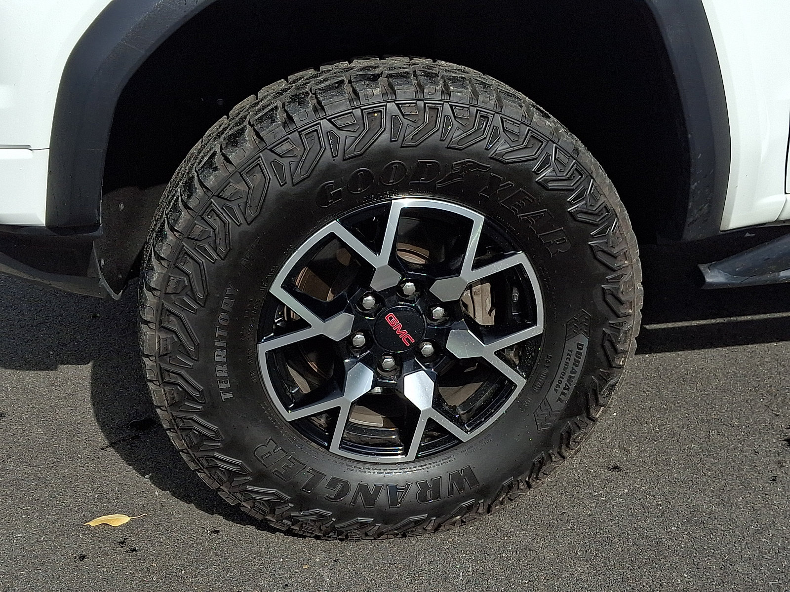 Used 2024 GMC Canyon AT4X AWD/4WD image 9
