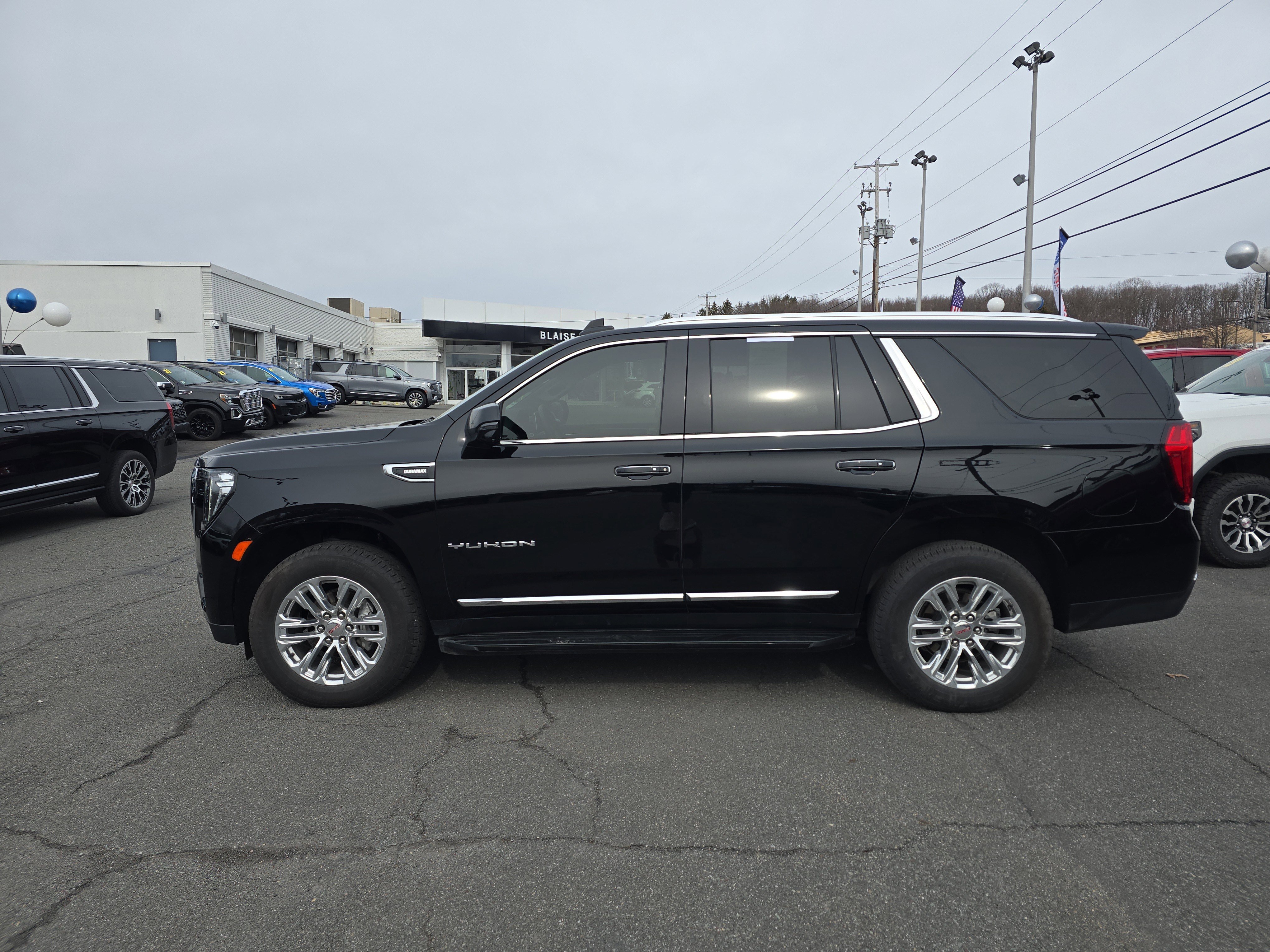 Used 2024 GMC Yukon SLT w/ SLT Luxury Package image 11