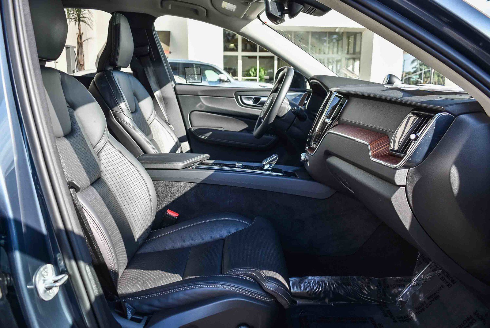 Used 2024 Volvo XC60 B5 Ultimate w/ Protection Package Premier image 16