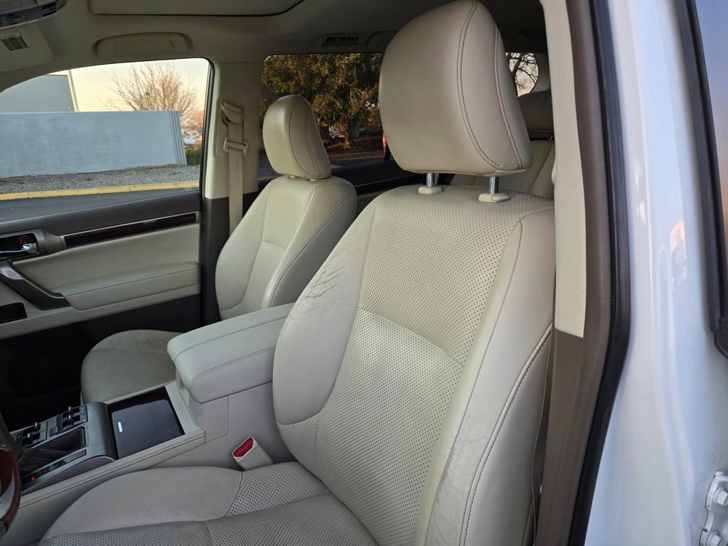 Used 2016 Lexus GX 460 Luxury w/ Preferred Accessory Package image 15