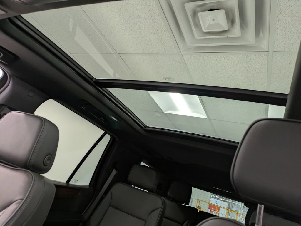 Used 2026 GMC Yukon Denali w/ Sun & Power Step Package AWD/4WD image 21