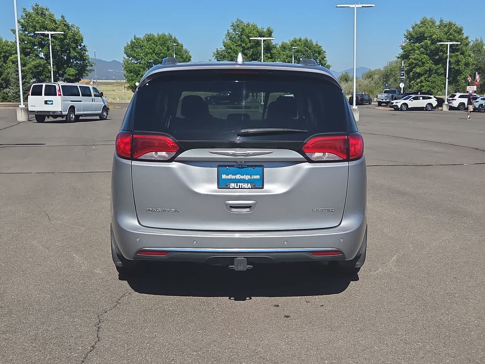 Used 2017 Chrysler Pacifica Limited FWD image 13