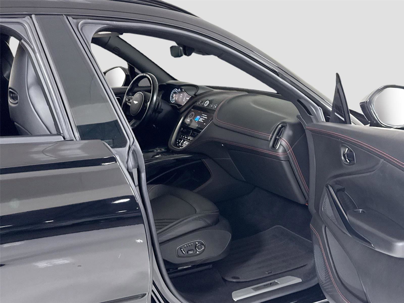 Used 2021 Aston Martin DBX image 29