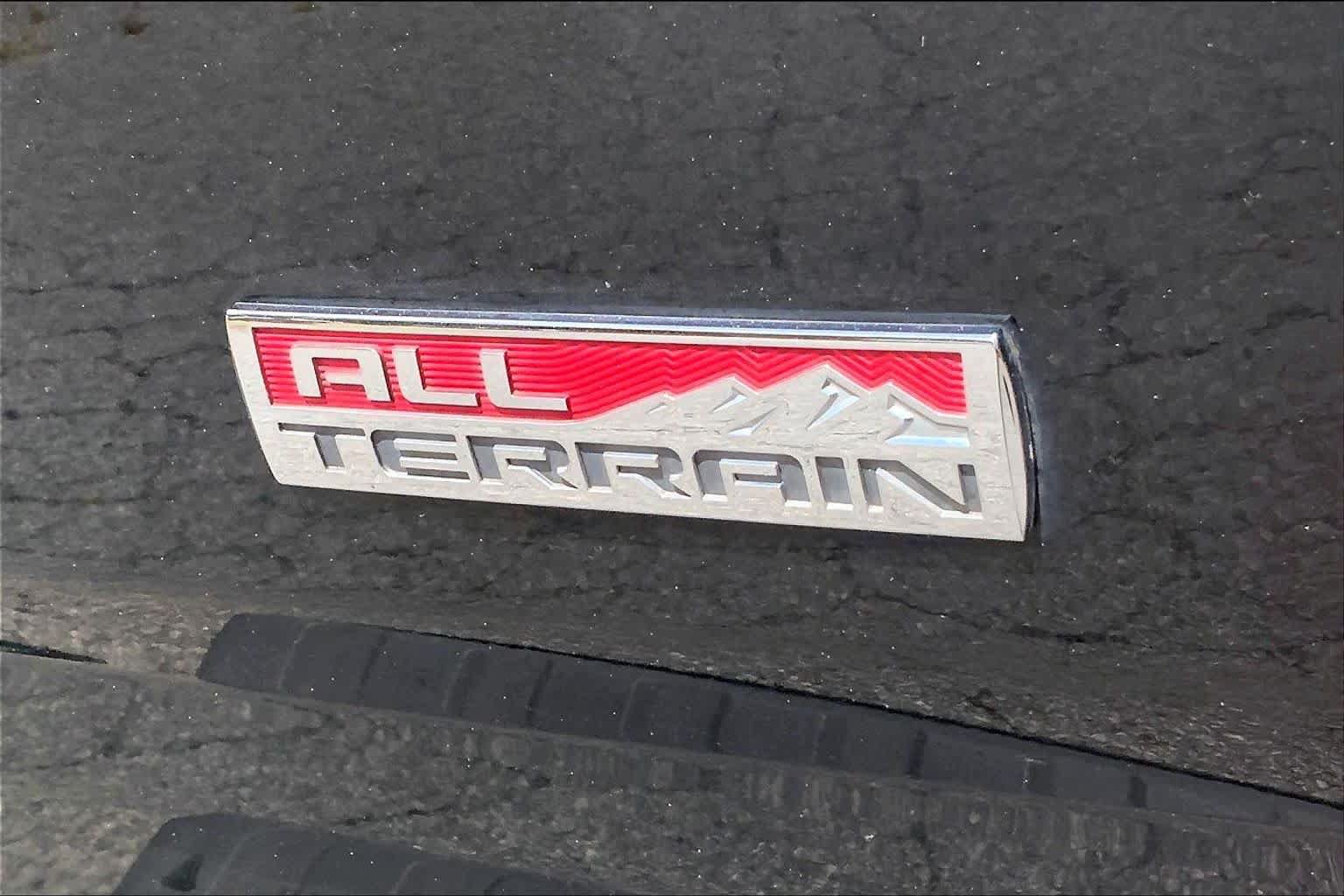 Used 2015 GMC Canyon SLE w/ All-Terrain Package RWD image 9