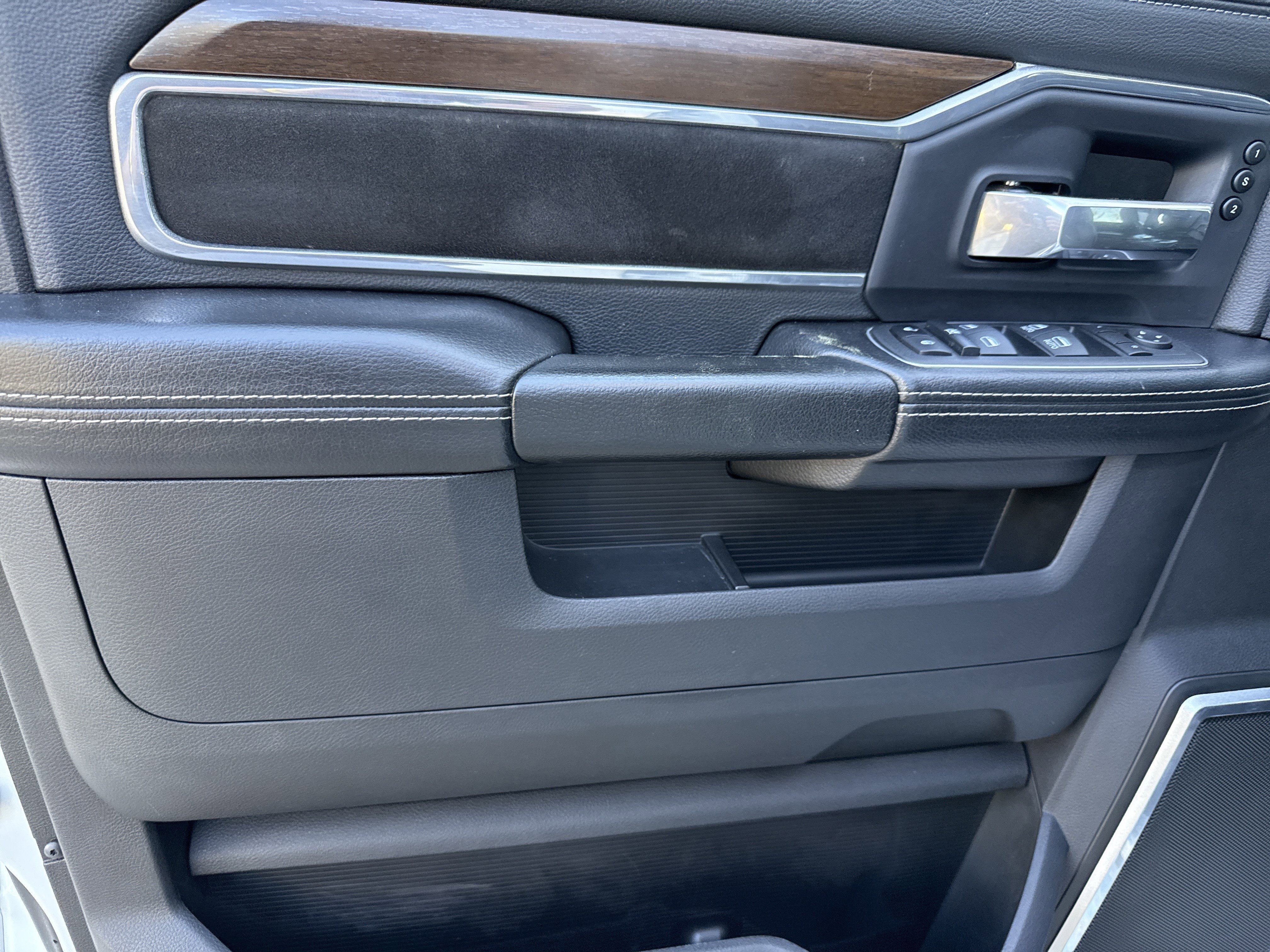 Used 2022 RAM 3500 Laramie image 10