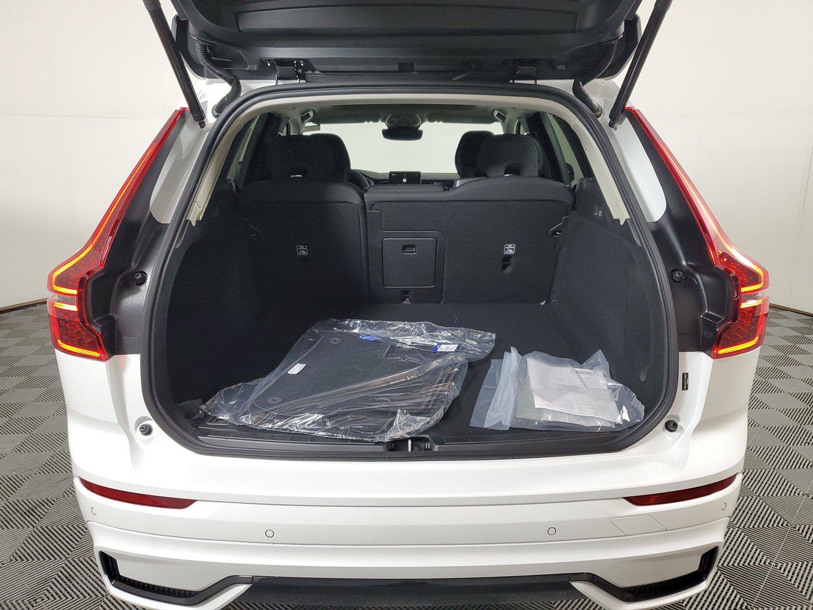 New 2026 Volvo XC60 B5 Core w/ Climate Package AWD/4WD image 9