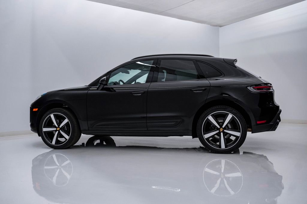 Certified 2025 Porsche Macan image 2