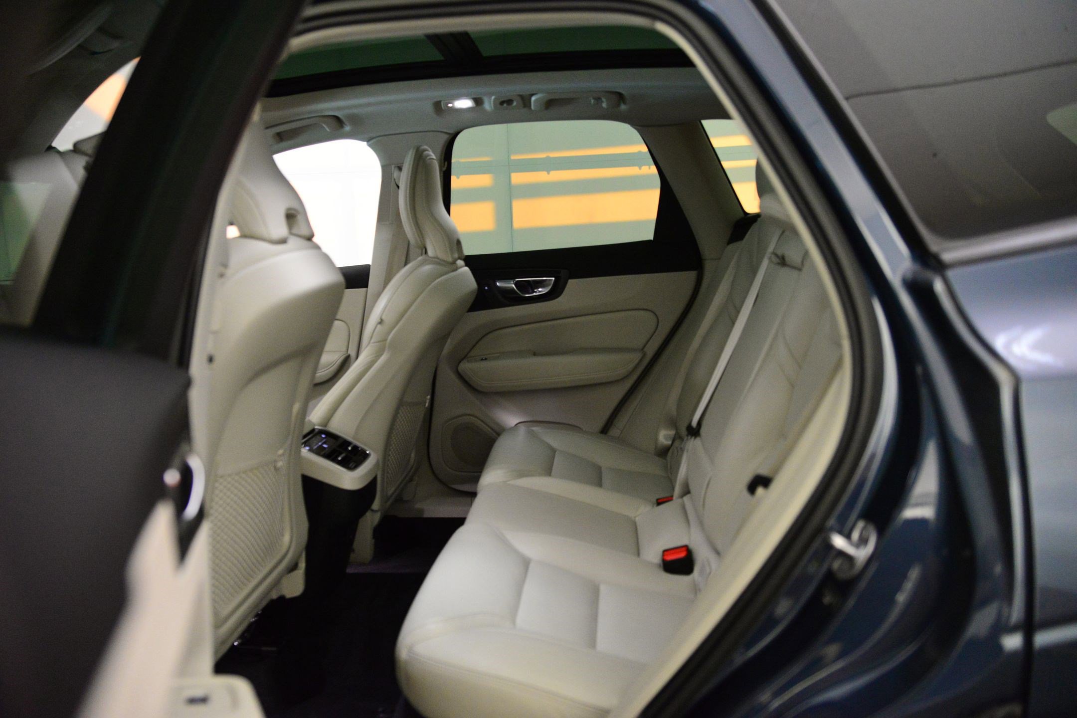 Used 2023 Volvo XC60 B5 Ultimate w/ Climate Package image 11