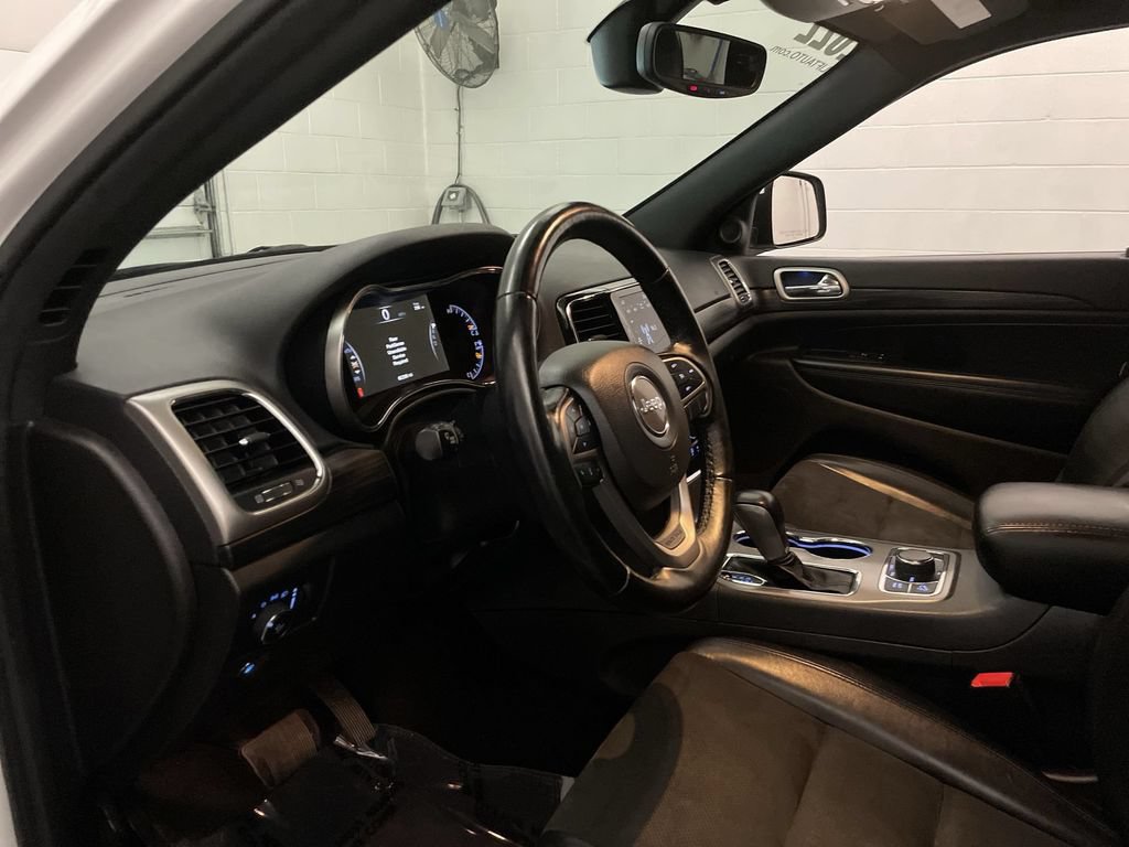 Used 2022 Jeep Grand Cherokee Laredo X AWD/4WD image 4