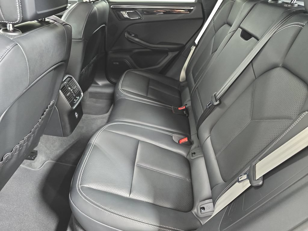 Certified 2025 Porsche Macan AWD/4WD image 24
