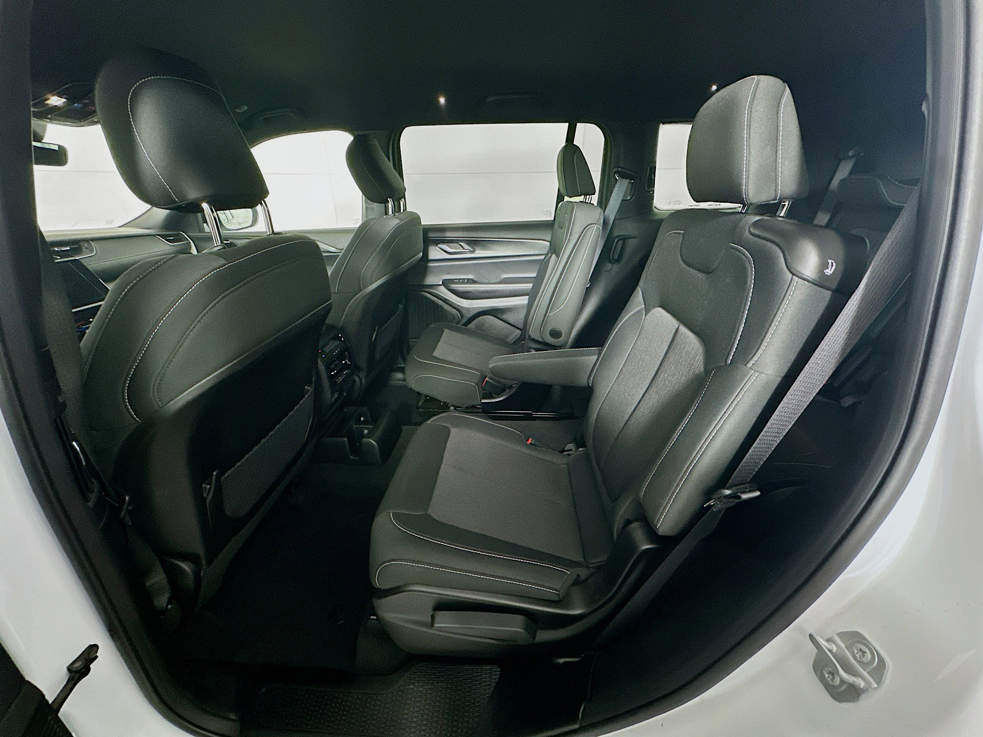 Used 2025 Jeep Grand Cherokee L Laredo image 27