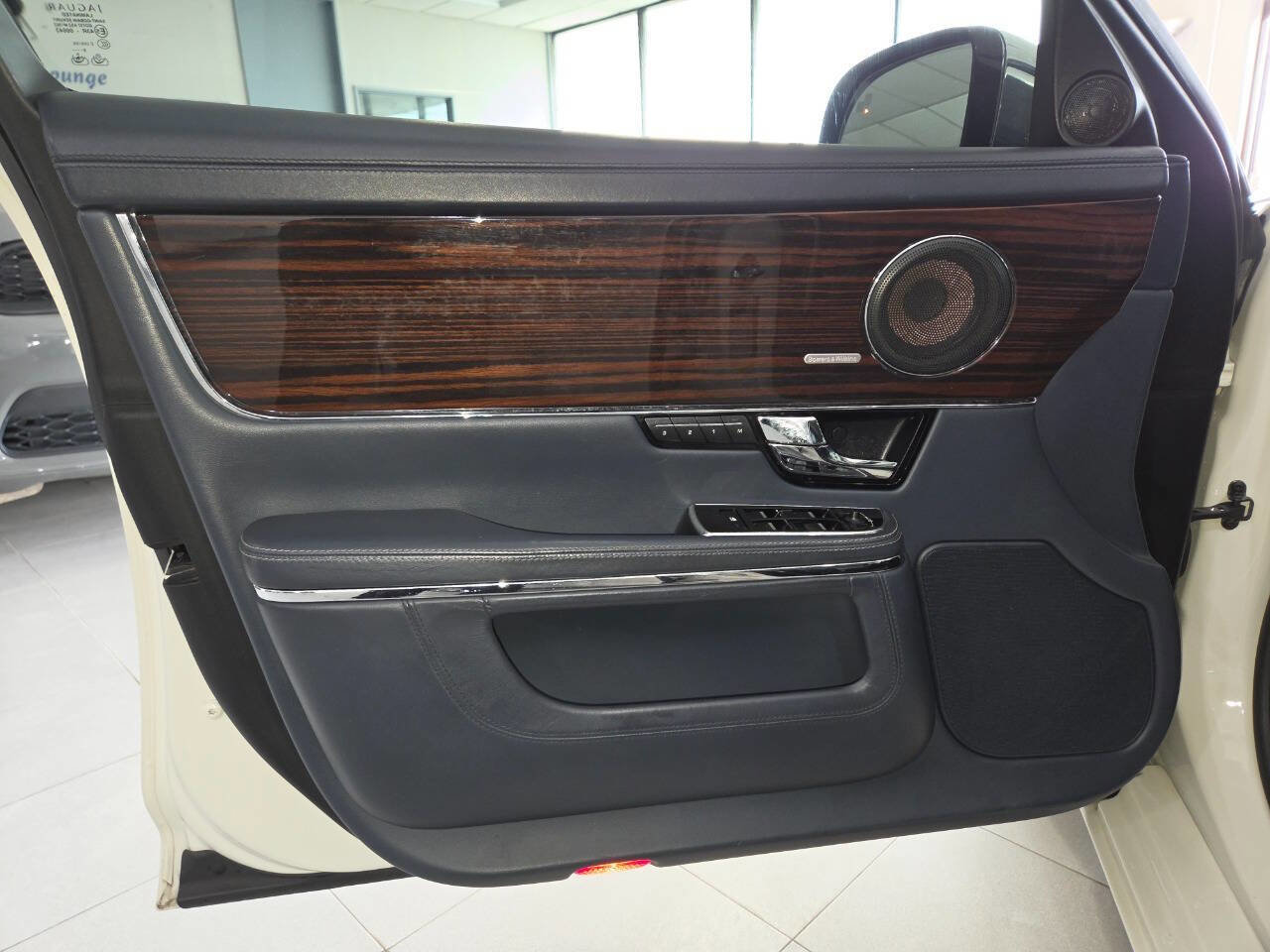 Used 2011 Jaguar XJ L Supercharged RWD image 13