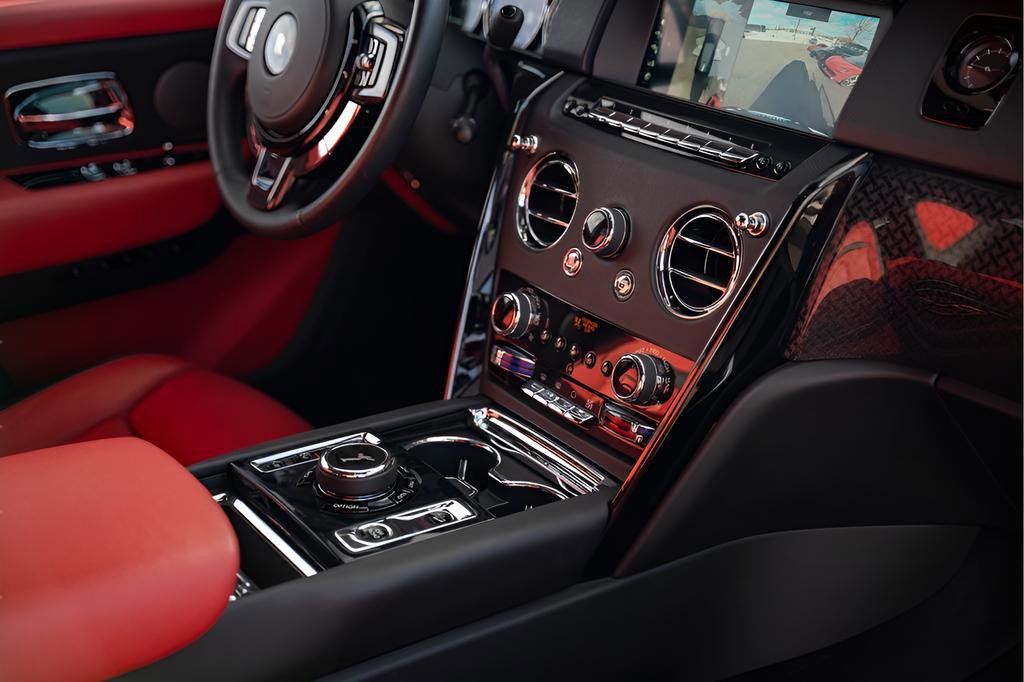 Used 2022 Rolls-Royce Cullinan Black Badge image 35