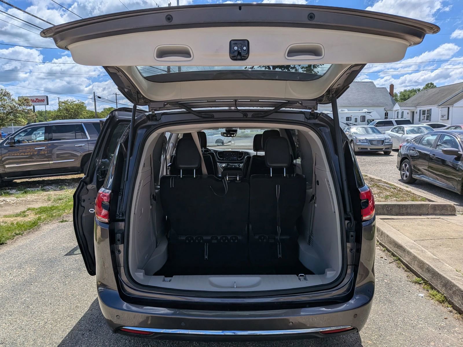 Used 2022 Chrysler Pacifica Touring-L w/ Uconnect Theater Family Group FWD image 36