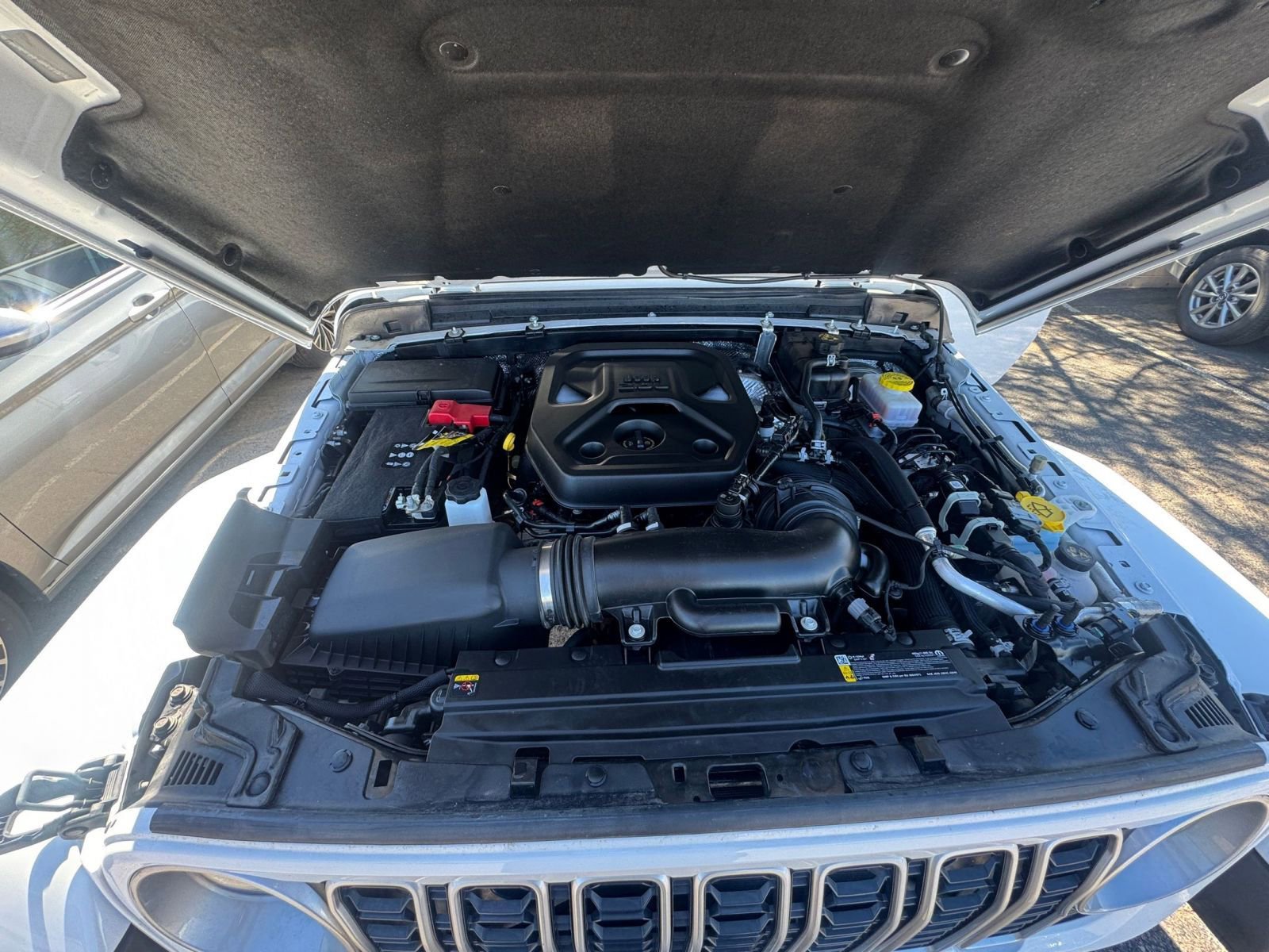 Used 2025 Jeep Wrangler Sahara image 31