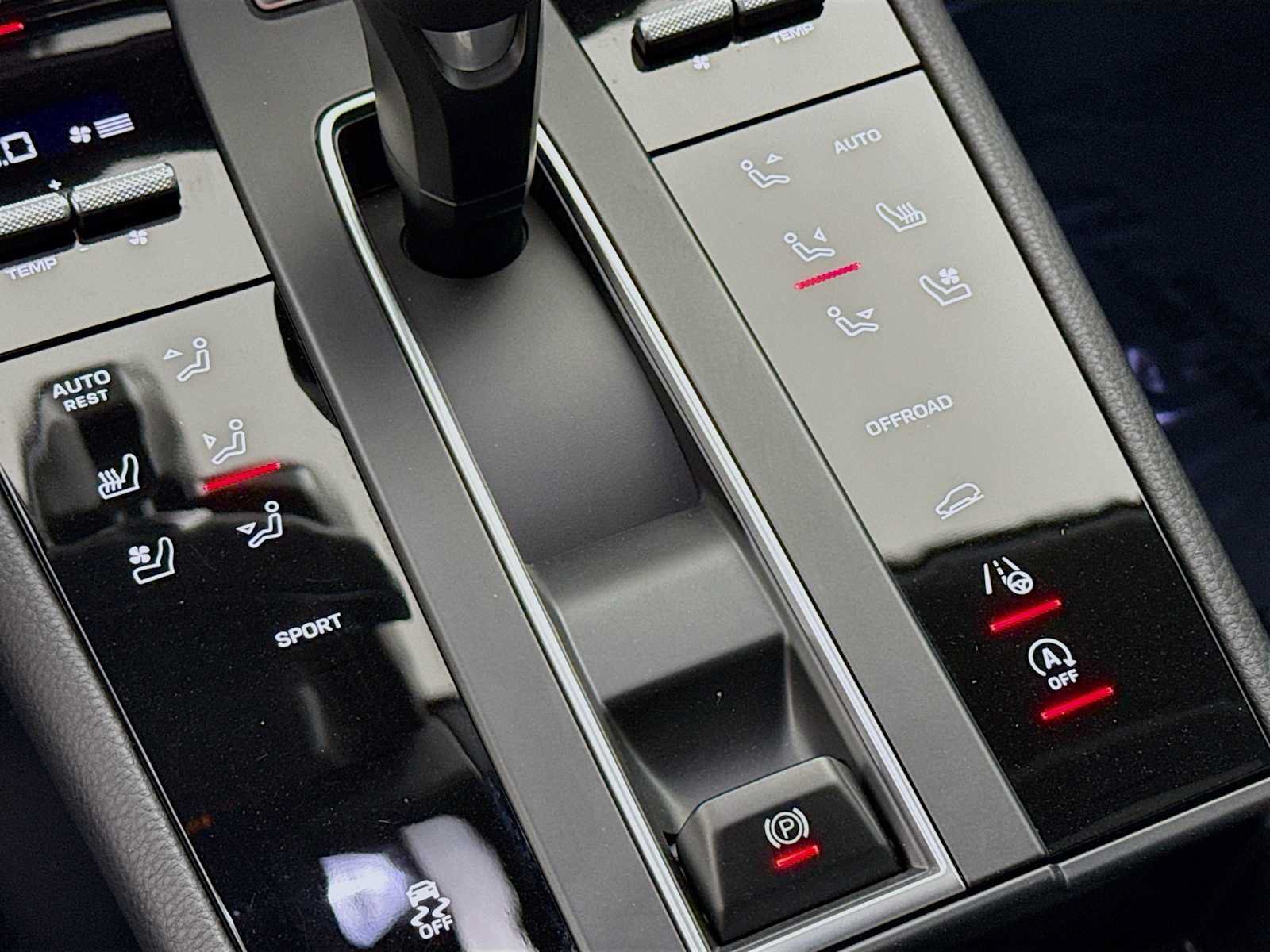 Certified 2025 Porsche Macan AWD/4WD image 20