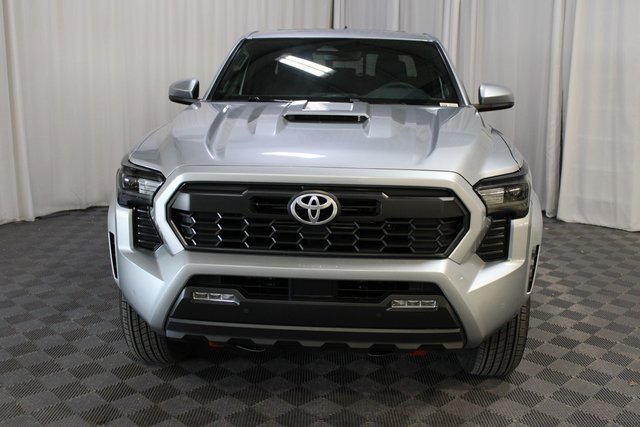 Used 2025 Toyota Tacoma Limited image 2