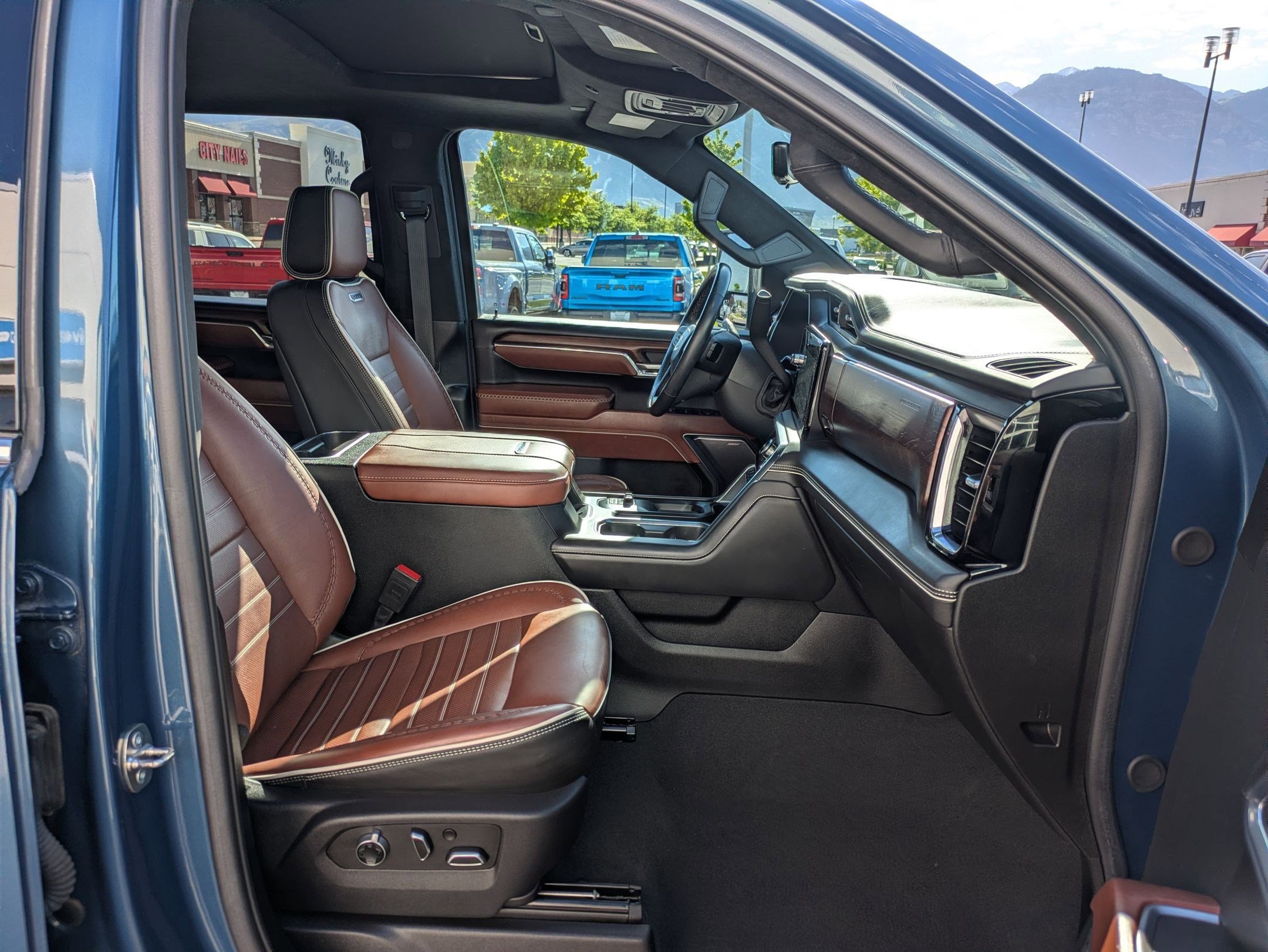 Used 2024 GMC Sierra 3500 Denali Ultimate AWD/4WD image 35