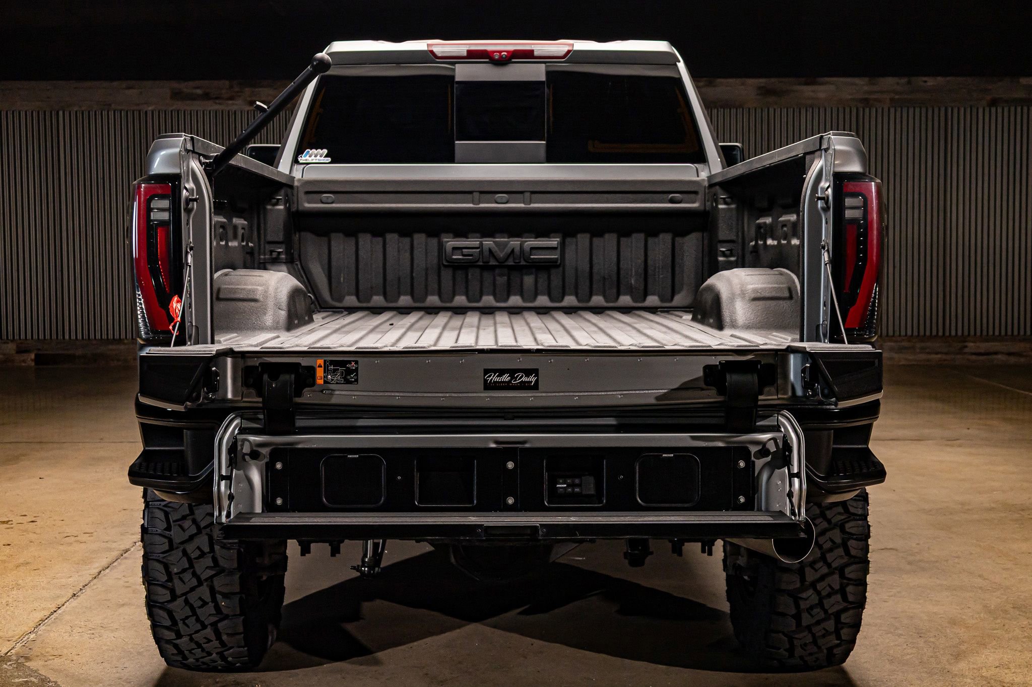 Used 2025 GMC Sierra 2500 AT4X image 9