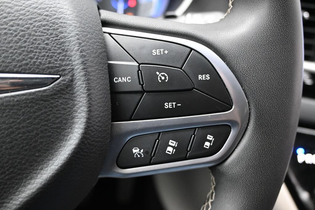 Used 2023 Chrysler Pacifica Touring-L FWD image 30